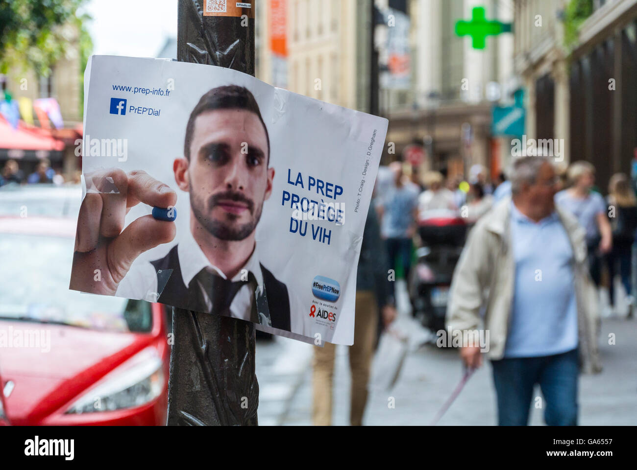Paris, Frankreich, Crowds Shopping, Walking on Street Scenes, im Marais District, Vorbereitung von HIV-Präventionsposter auf Display, Awareness and Prevention Program Stockfoto