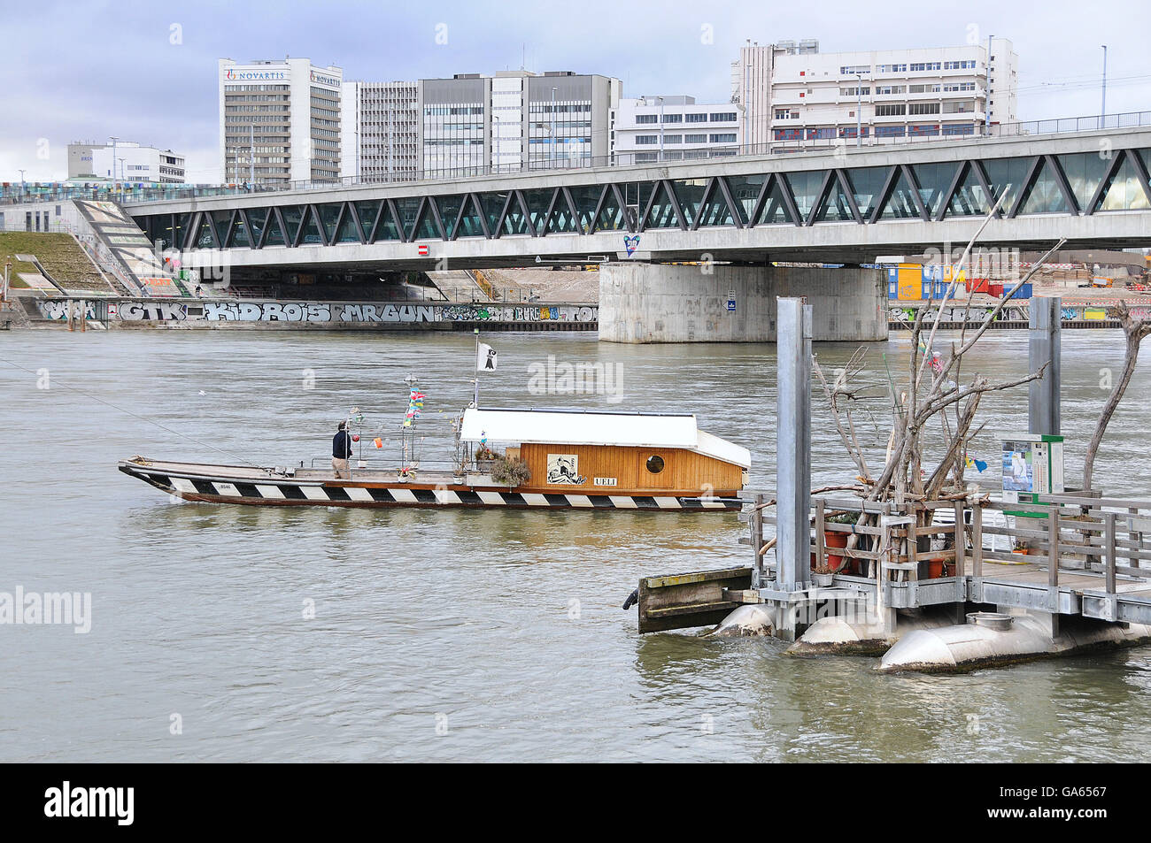 Basel, Fluss Rhein Fähre "Ueli" mit 3 Rosen Brücke Stockfoto