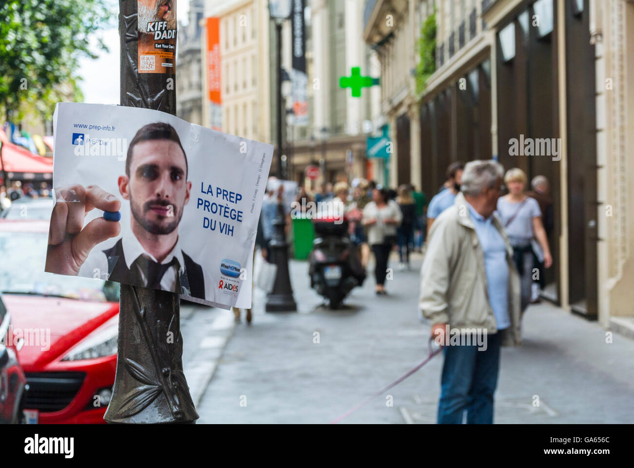 Paris, Frankreich, Menschenmassen Shopping, Spaziergang auf Straßenszenen, im Marais-Viertel, Vorbereitung HIV AIDS Prävention Street Poster auf Display, Epidemie und Pest frankreich Stockfoto