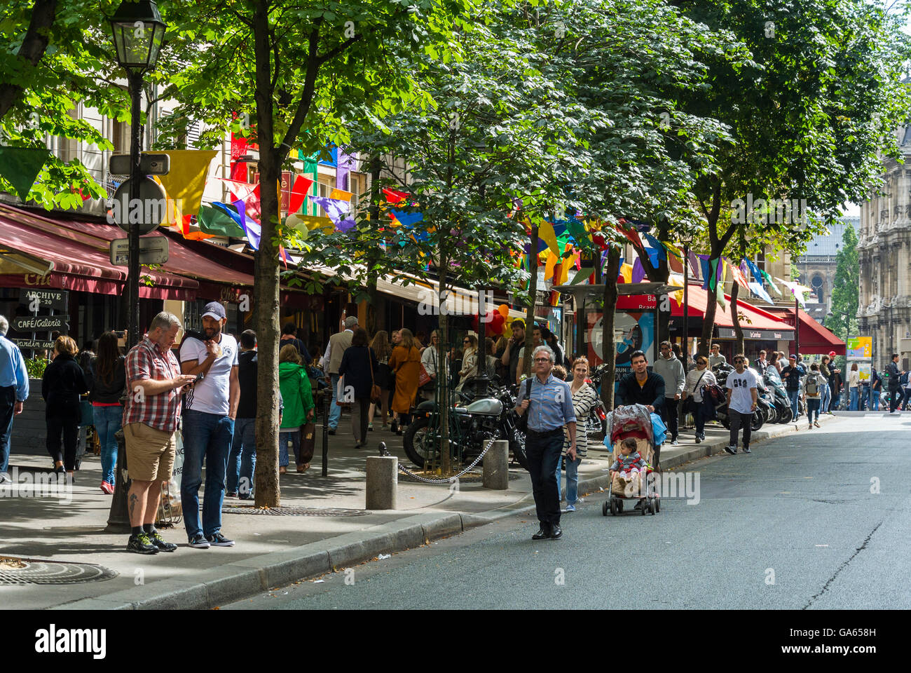 Paris, Frankreich, große Menschenmassen Shopping, Spaziergang durch Pariser Straßenszenen, im Marais-Viertel, Gay le marais Stockfoto