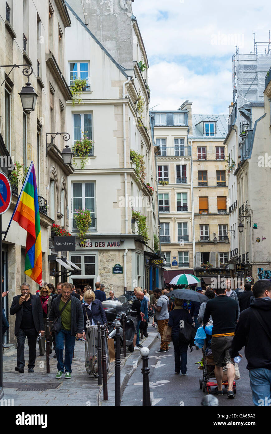 Paris, Frankreich, große Menschenmenge zu Fuß, Shopping, Leute auf Straßenszenen, im Marais-Viertel, Schwulenviertel der Pariser Gentrifizierung Stockfoto