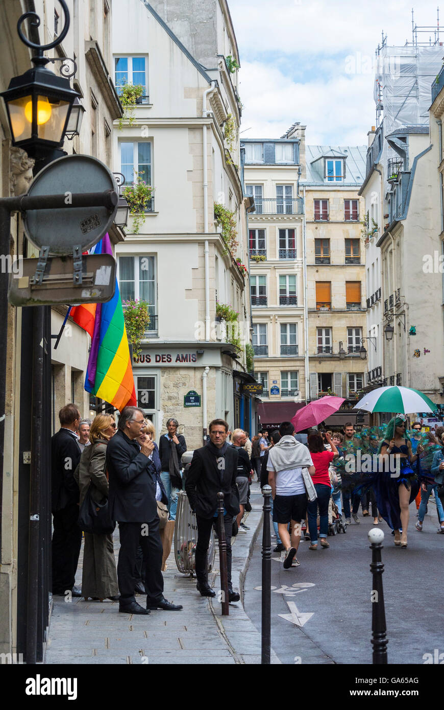 Paris, Frankreich, Menschenmassen Einkaufen, Straßenszenen spazieren gehen, im Marais-Viertel, Gentrifizierung, Schwulenviertel von paris Stockfoto