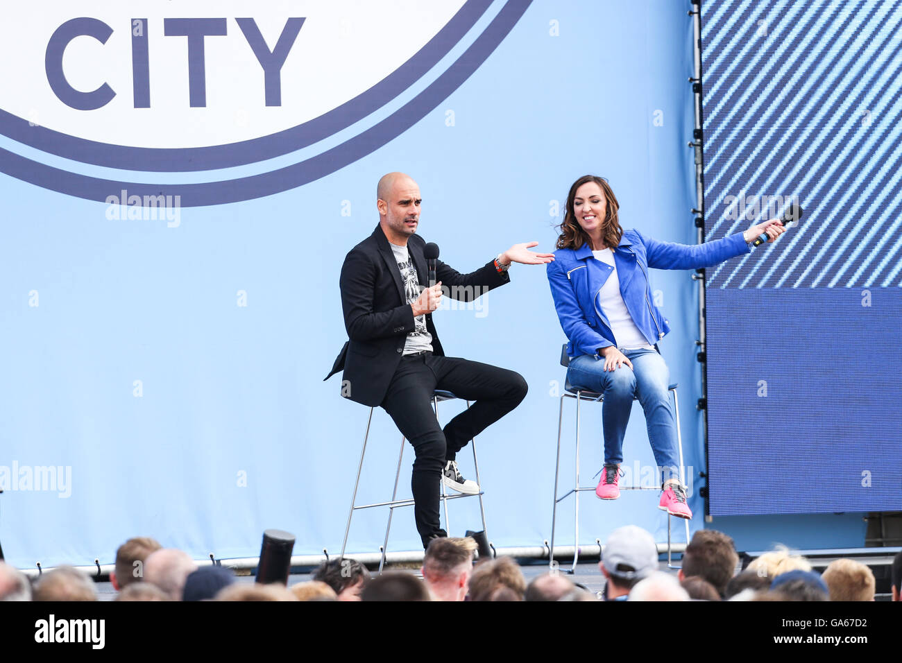 Manchester City-Trainer Pep Guardiola ist für Fans von Moderatorin Sally Nugent im Etihad Stadium Manchester enthüllt. Stockfoto