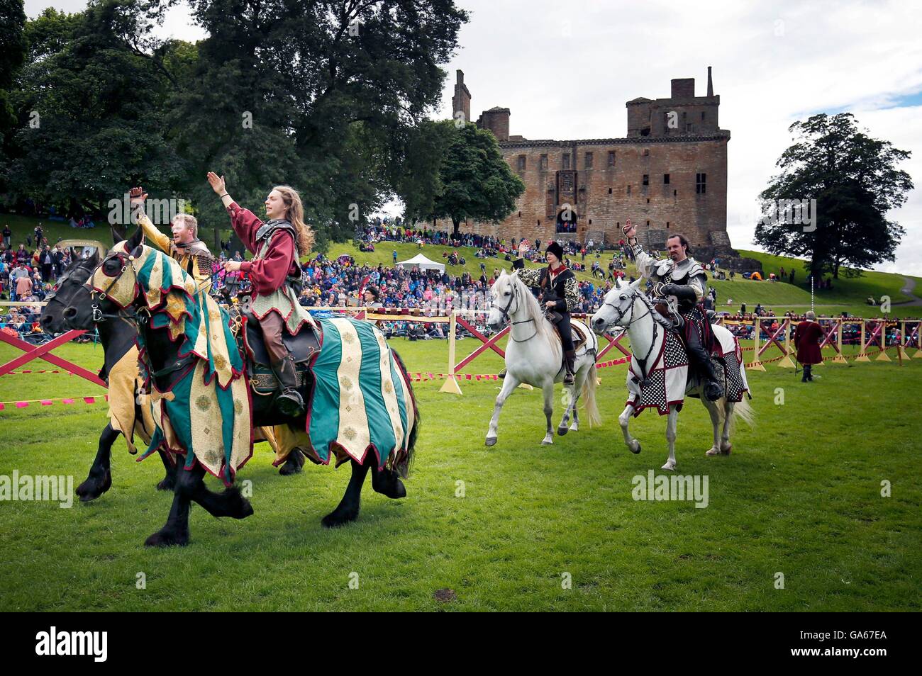 Mitglieder der Les Amis D'Onno, eine lebendige Geschichte stunt Künstlergruppe, an eine jährliche Mittelalterliches Ritterturnier am Linlithgow Palace, West Lothian, Schottland teilnehmen. Stockfoto