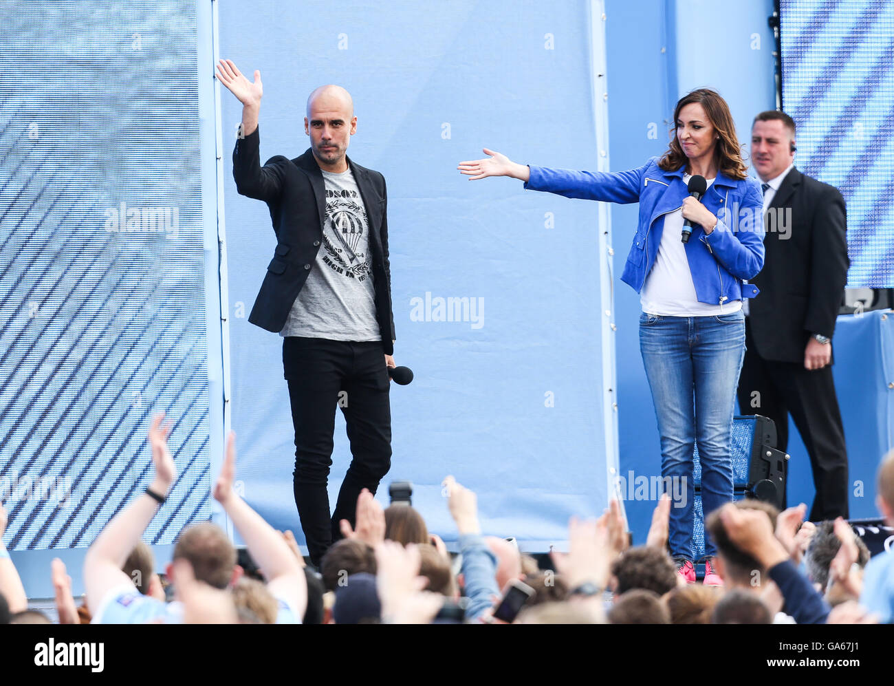 Manchester City Manager Pep Guardiola wird den Fans von Moderatorin Sally Nugent im Etihad Stadium in Manchester vorgestellt. DRÜCKEN SIE VERBANDSFOTO. Bilddatum: Sonntag, 3. Juli 2016. Siehe PA-Geschichte Soccer man City. Bildnachweis sollte lauten: Barrington Coombs/PA Wire. EINSCHRÄNKUNGEN: Nur für redaktionelle Zwecke, keine kommerzielle Nutzung ohne vorherige Genehmigung, bitte kontaktieren Sie PA Images für weitere Informationen: Tel: +44 (0) 115 8447447. Stockfoto