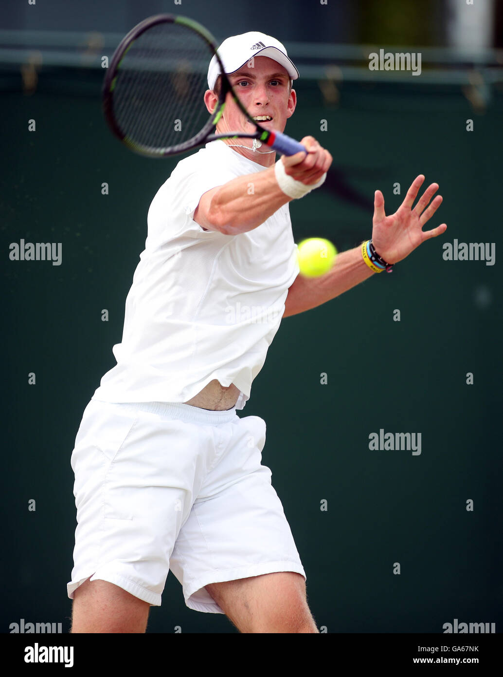 Luke Hammond in Aktion gegen Dan Added am Tag sieben der Wimbledon  Championships bei den All England Lawn Tennis and Croquet Club, Wimbledon  Stockfotografie - Alamy