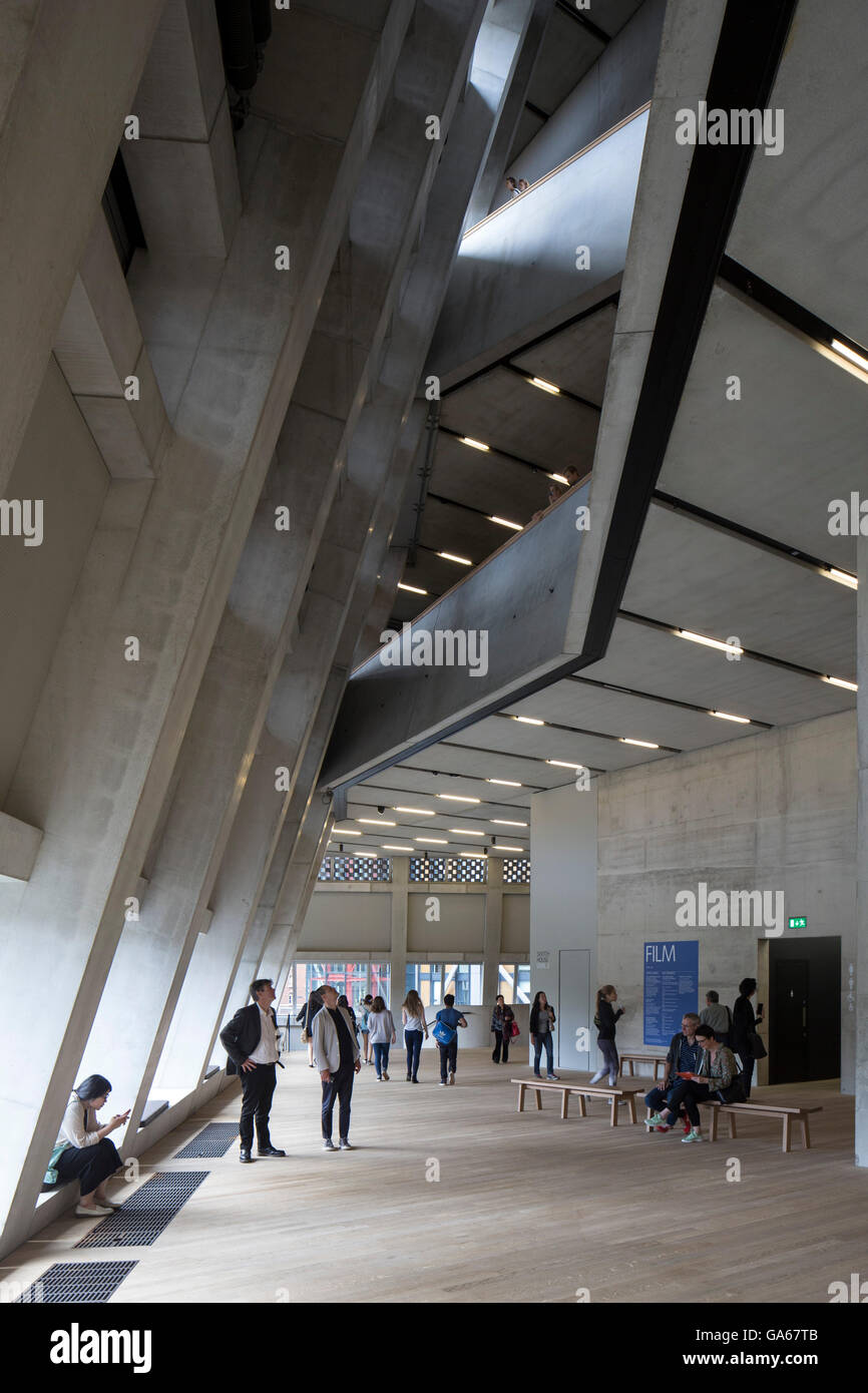 Innenansicht der freiliegenden oberen Ebenen. Schalten Sie Haus Tate Modern, London, Vereinigtes Königreich. Architekten: Herzog und De Meuron, 2016. Stockfoto