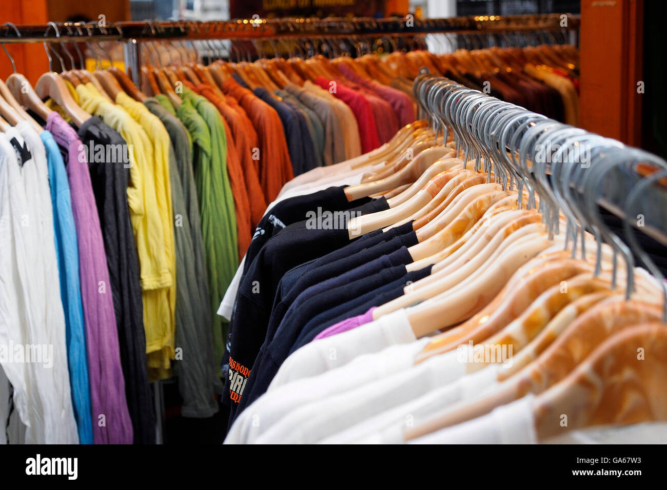 Winterkleidung für Frauen. Auf den Verkauf in einem Straßenmarkt. Stockfoto