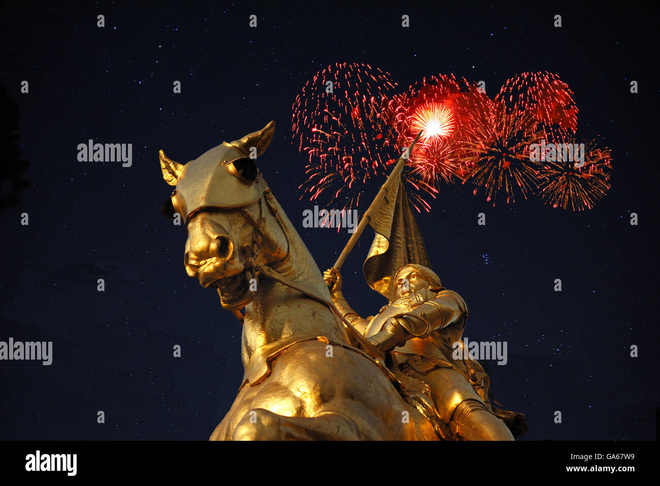Night Time-Images aus Bronze-Statue von Jeanne d ' Arc auf der Rue de Rivoli in Paris mit rote Feuerwerk im Hintergrund. Stockfoto