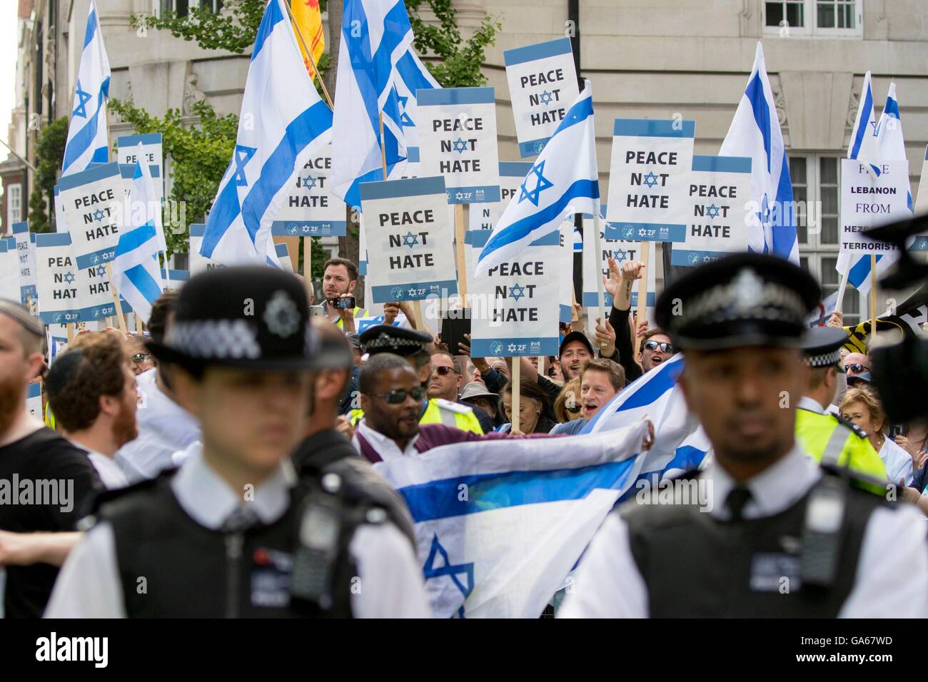 Polizei enthalten pro-israelischen Fans als Protest gegen propalästinensische Anhänger zu begegnen, nehmen sie Teil an einer Rallye im Zentrum von London, Al-Quds-Tag zu begehen ein Tag, an dem weltweit prägt seit 1979 von Ajatollah Khomeini, die für den letzten Freitag im islamischen Fastenmonats Ramadan gebeten, als ein Tag für gegen Israel zu vereinen und Unterstützung für die Palästinenser zeigen werden eingeweiht wird. Stockfoto