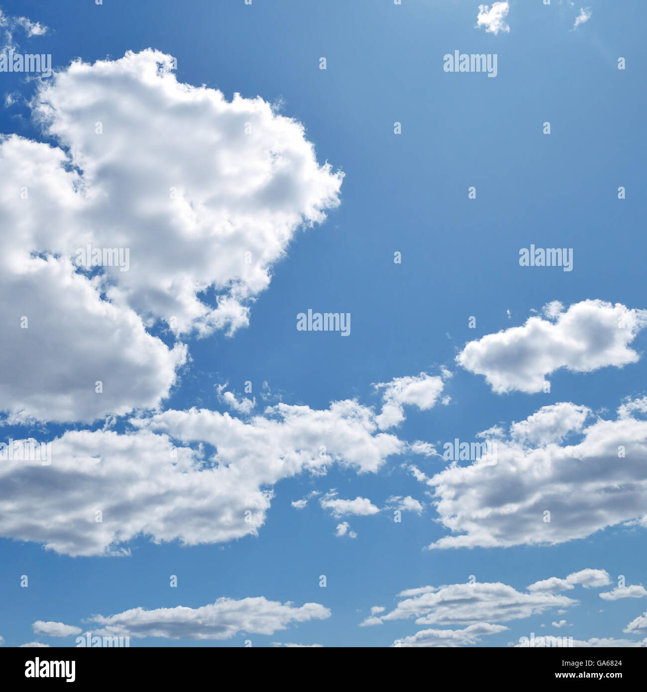 Schöne weiße Wolken am blauen Himmel. Stockfoto
