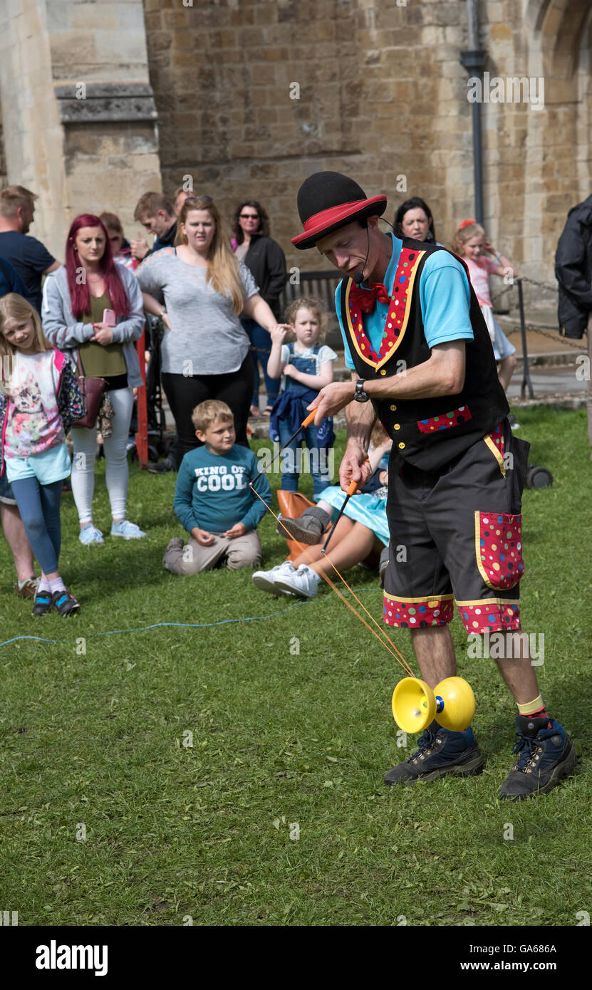 WINCHESTER HAT FAIR HAMPSHIRE ENGLAND UK Entertainer amüsant Erwachsene und Kinder während der jährlichen Messe Hut in die innere enge Stockfoto