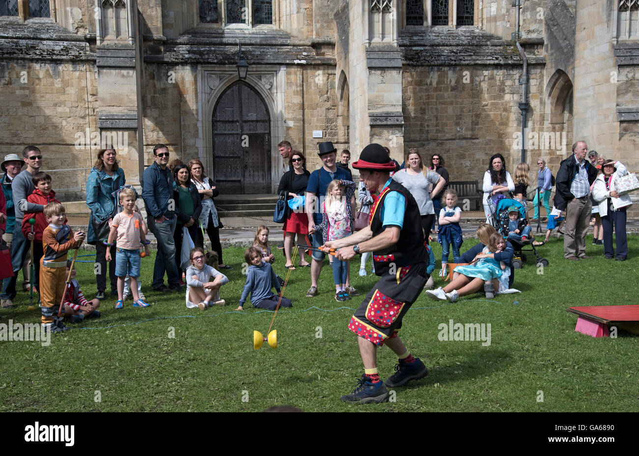 WINCHESTER HAT FAIR HAMPSHIRE ENGLAND UK Entertainer amüsant Erwachsene und Kinder während der jährlichen Messe Hut in die innere enge Stockfoto