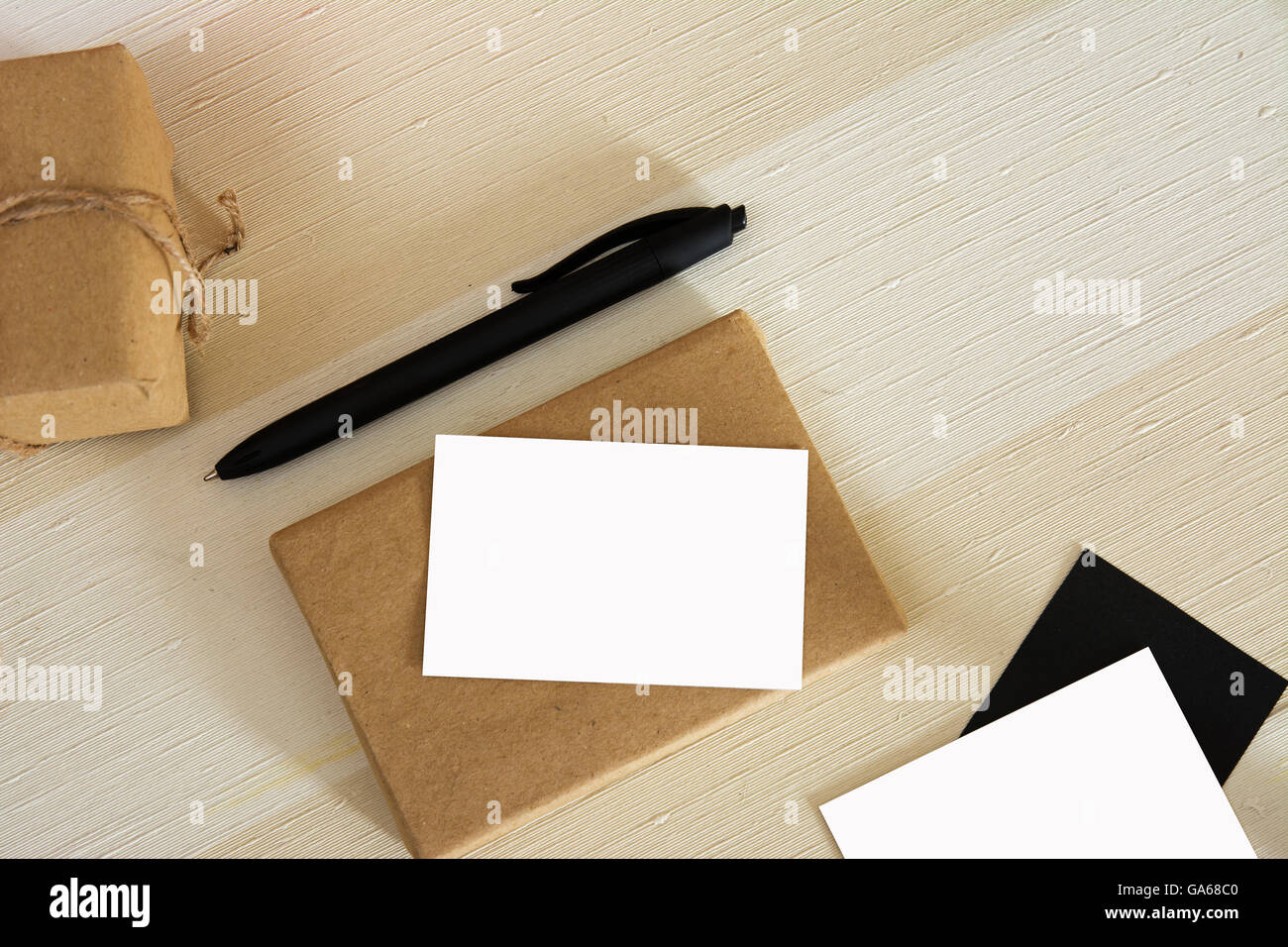 Blanck schwarz Visitenkarten auf dem Schreibtisch mit gestreiften Hintergrund Stockfoto