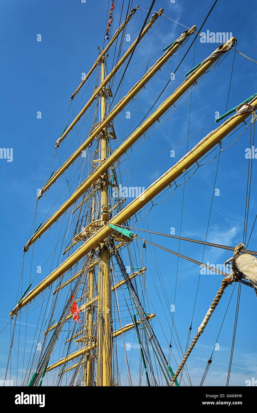 Der Mast mit Takelage eines Segelschiffes Stockfotografie - Alamy