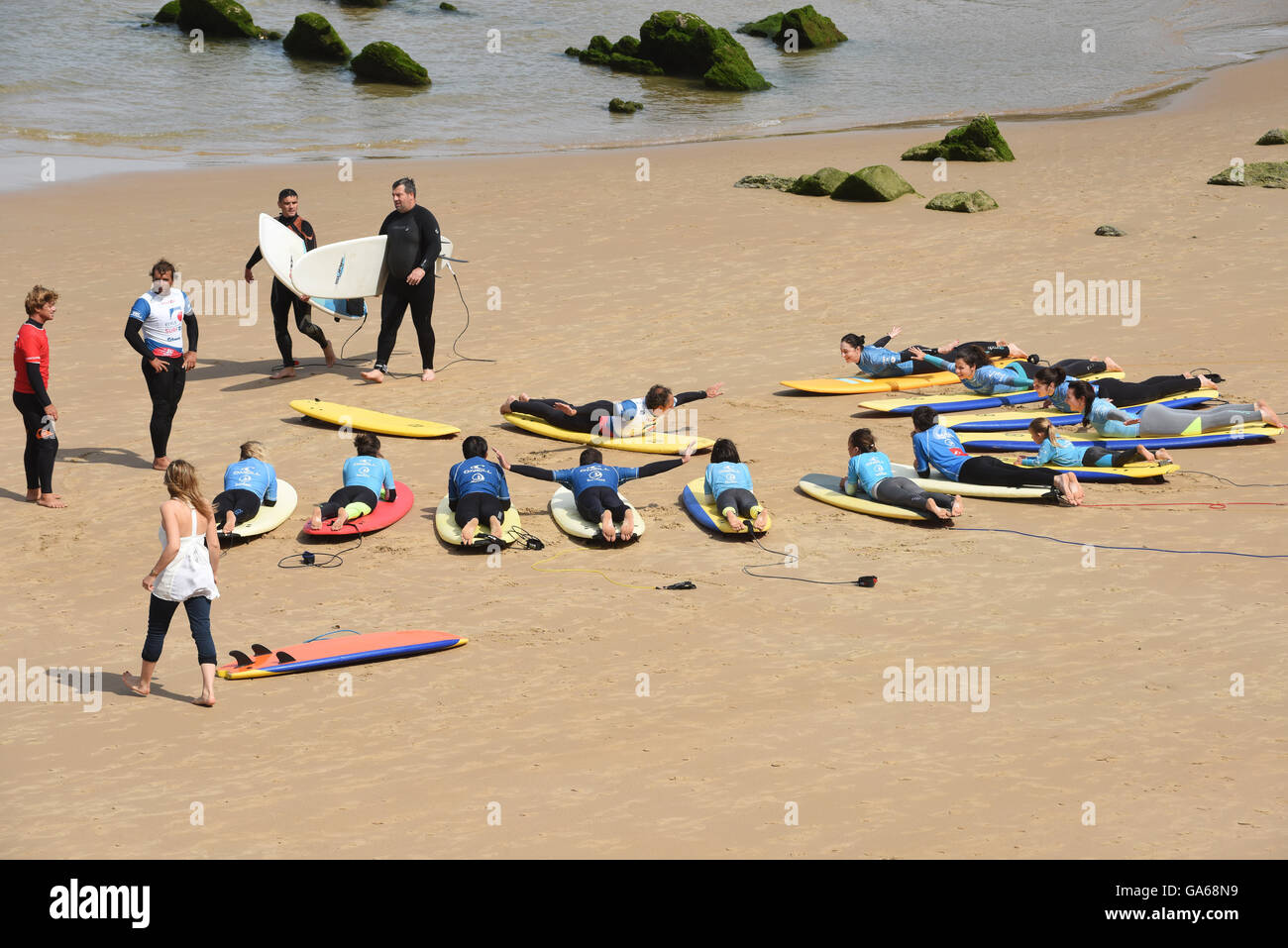 Surfer Surfen Schulstunde mit Surf board Biarritz Frankreich Stockfoto