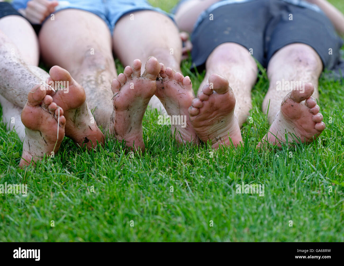 Schmutzige Füße, barfuß im Sommer, Upper Bavaria, Bavaria, Germany Stockfoto