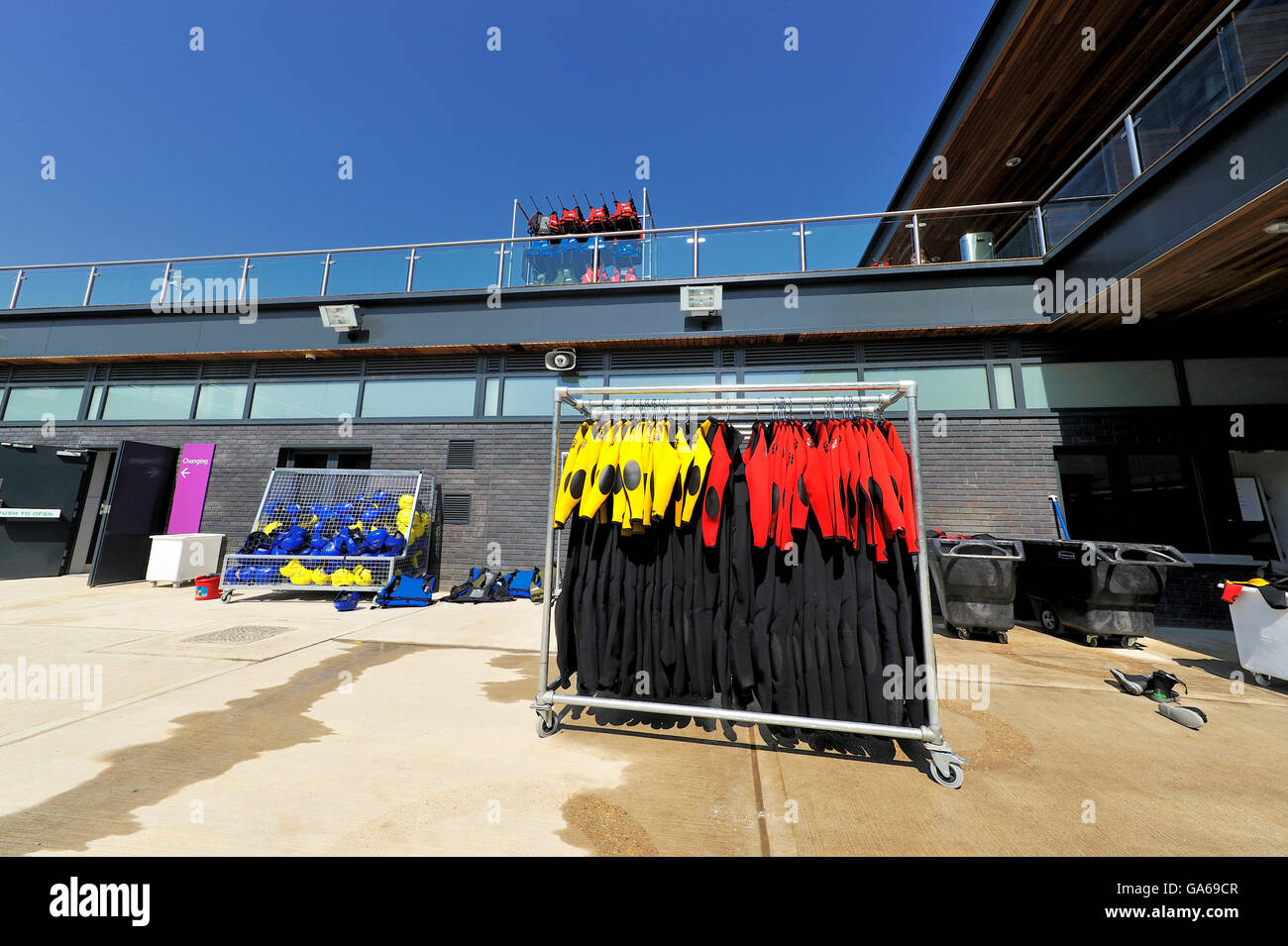 Verwenden Sie wasserdichte Anzüge für 2012 Olympic White Water Centre am Eröffnungstag, Lee Valley White Water Centre, Hertfordshire Stockfoto