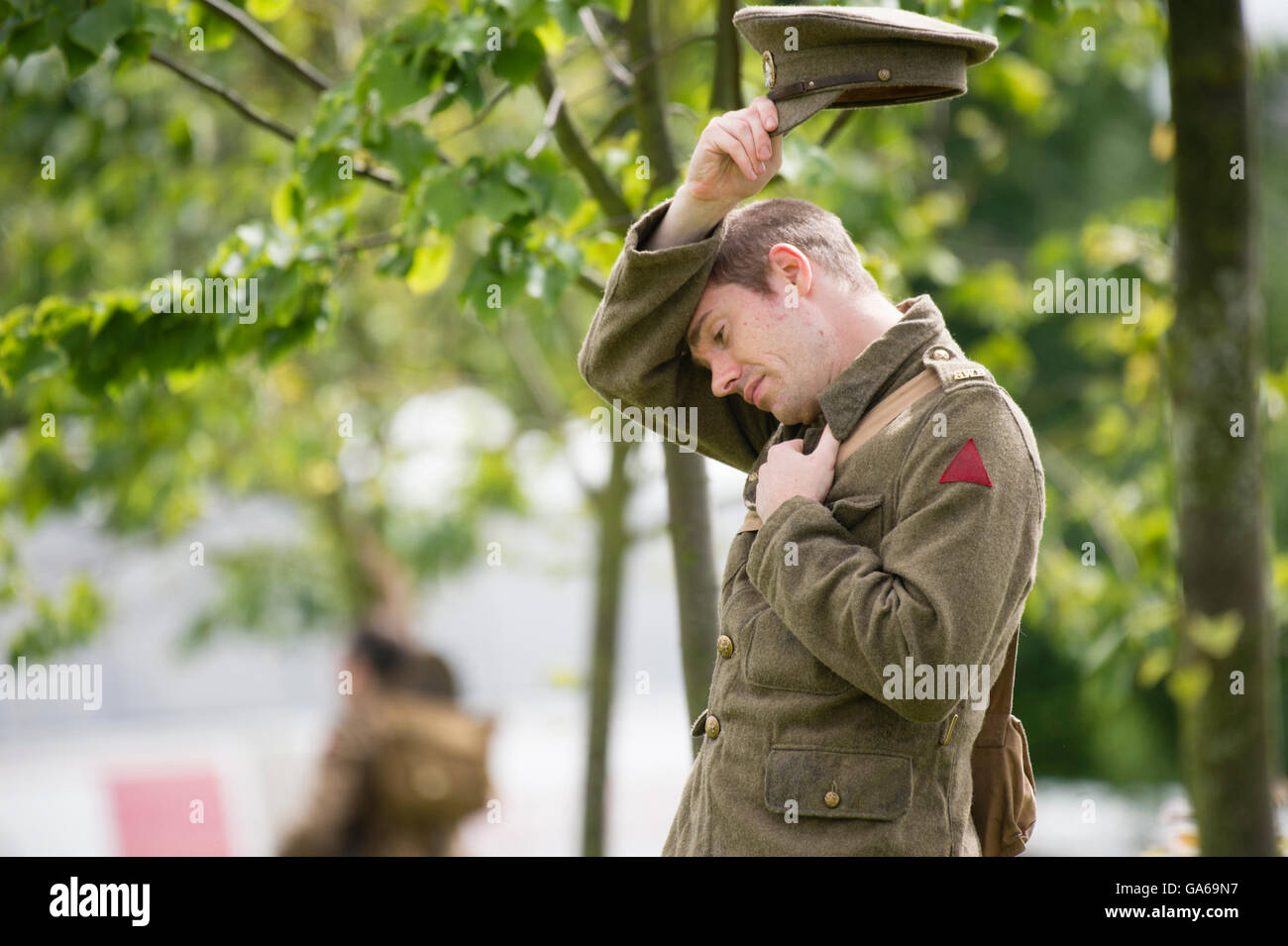 Junge Männer gekleidet im ersten Weltkrieg Uniformen in Aberystwyth Wales als Teil eines UK-weiten Projekts um die Schlacht an der Somme zu gedenken, die an diesem Tag vor genau 100 Jahren begann.   In ganz Großbritannien, die einige 2000 Männer in Stille Tableau auf den Straßen der Städte Austeilen von Karten mit den Namen und das Regiment des Soldaten erscheinen sie vertreten sein Alter er am 1. Juli 1916 starb gebeauftragte mittlerweile 14-18, Großbritanniens Kunst Programm für die Hundertjahrfeier des ersten Weltkrieges, wurde die Arbeit von Turner Prize-Winning Künstler Jeremy Deller mit Rufus Norris konzipiert , Direktor des Nationaltheaters. Stockfoto