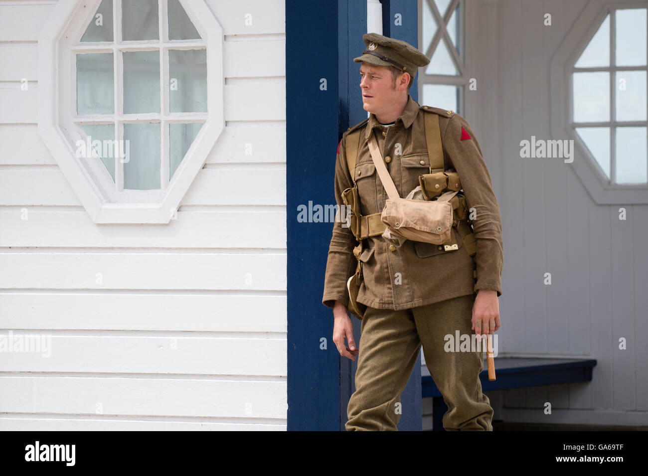 Junge Männer gekleidet im ersten Weltkrieg Uniformen in Aberystwyth Wales als Teil eines UK-weiten Projekts um die Schlacht an der Somme zu gedenken, die an diesem Tag vor genau 100 Jahren begann.   In ganz Großbritannien, die einige 2000 Männer in Stille Tableau auf den Straßen der Städte Austeilen von Karten mit den Namen und das Regiment des Soldaten erscheinen sie vertreten sein Alter er am 1. Juli 1916 starb gebeauftragte mittlerweile 14-18, Großbritanniens Kunst Programm für die Hundertjahrfeier des ersten Weltkrieges, wurde die Arbeit von Turner Prize-Winning Künstler Jeremy Deller mit Rufus Norris konzipiert , Direktor des Nationaltheaters. Stockfoto