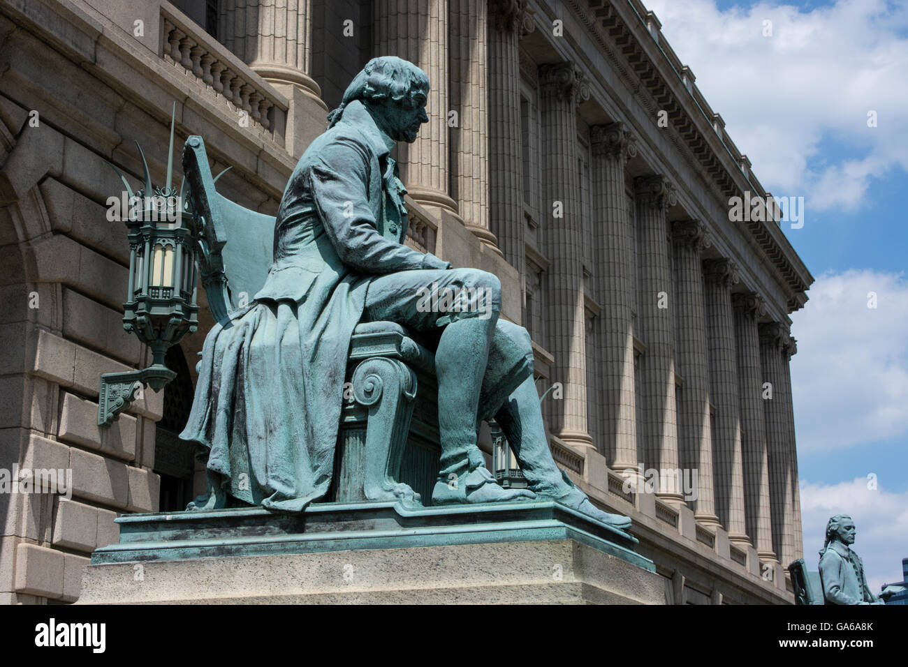 Ohio, Cleveland. Cuyahoga County Court House. Statue von Thomas Jefferson mit Alexander Hamilton in der Ferne. Stockfoto