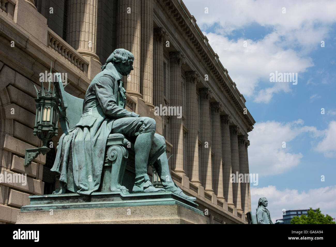 Ohio, Cleveland. Cuyahoga County Court House. Statue von Thomas Jefferson mit Alexander Hamilton in der Ferne. Stockfoto