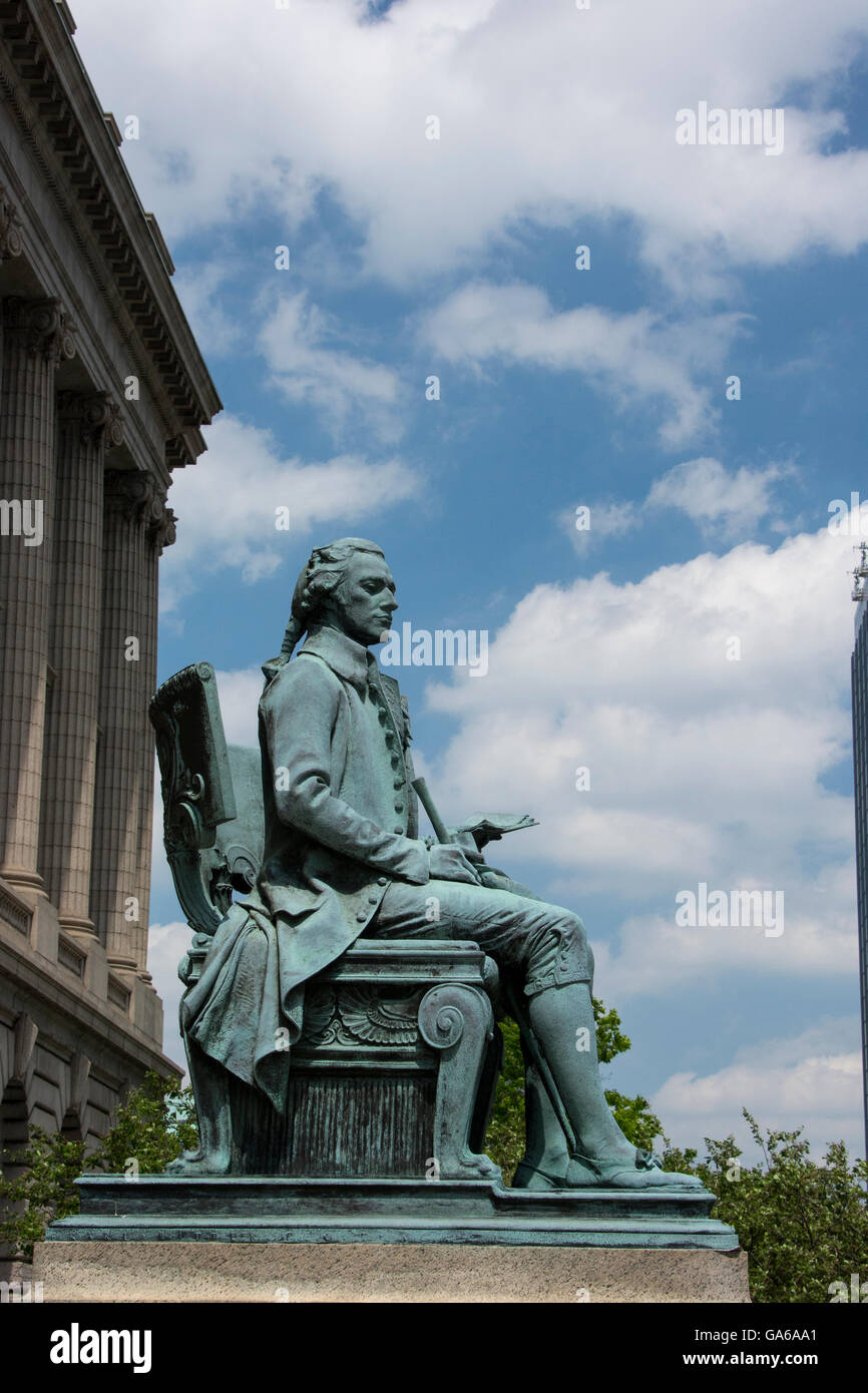 Ohio, Cleveland. Cuyahoga County Court House. Statue von Alexander Hamilton. Stockfoto