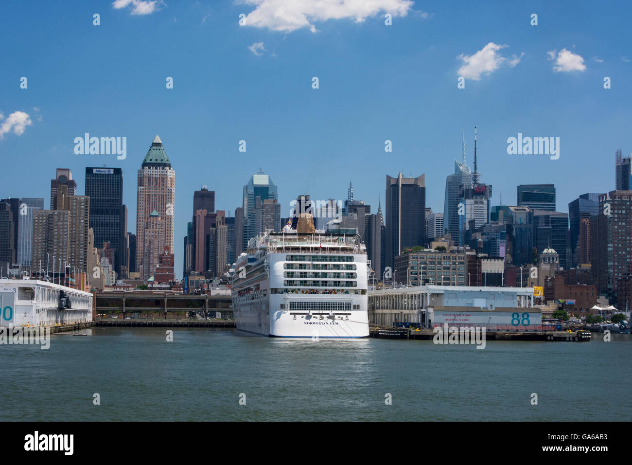 New York, New York City, Manhattan. Norwegian Gem, Norwegian Cruise Line Schiff angedockt in der Nähe von Pier 88. Stockfoto