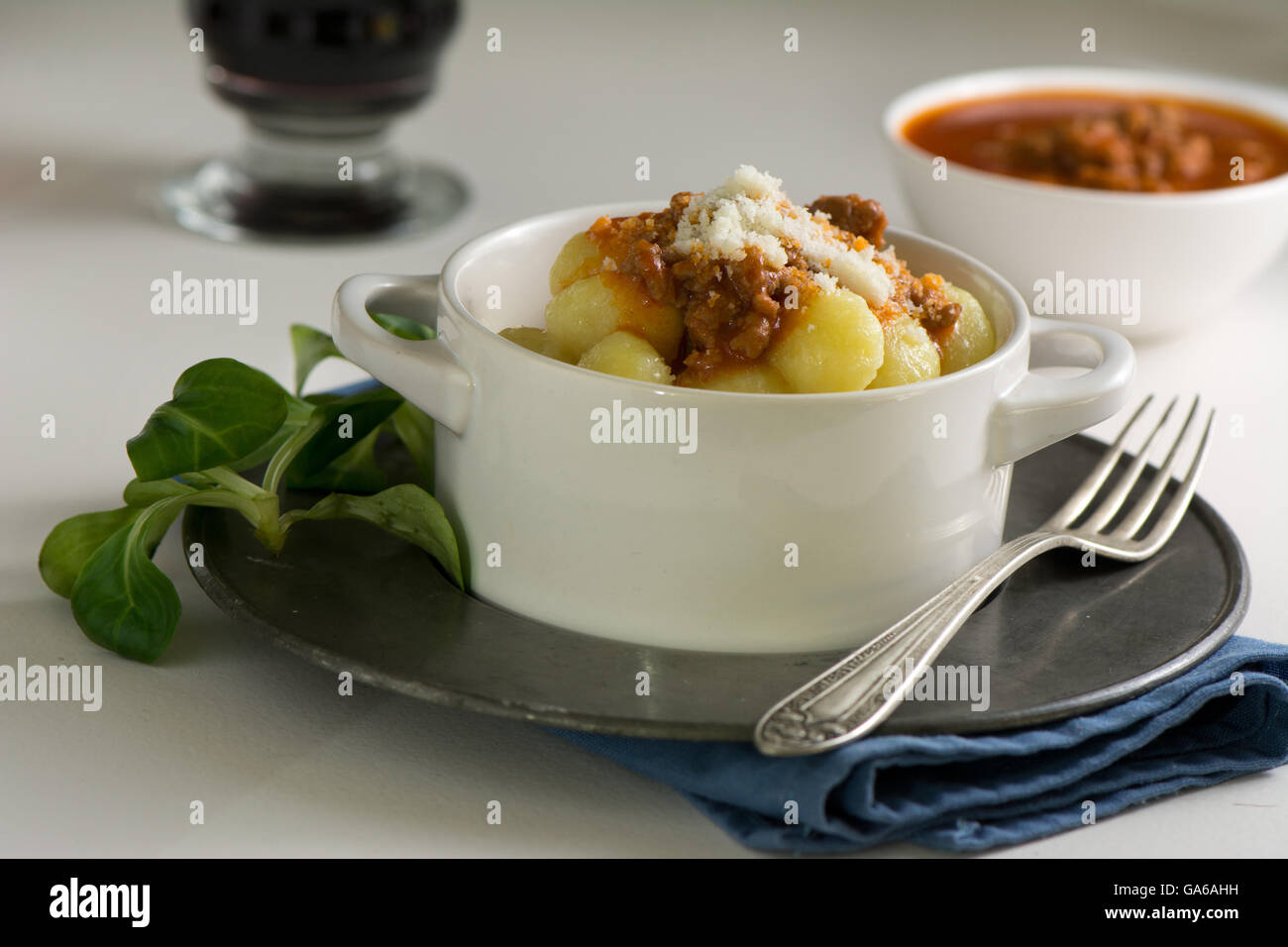 traditionelle hausgemachte Kartoffel-Gnocchi mit Tomatenmark und geriebenen Parmesan in Schüssel weiß Stockfoto