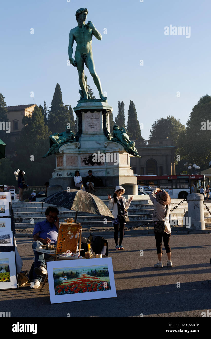 Touristen und der David-Statue am Piazzale Michelangelo, Florenz, Italien Stockfoto