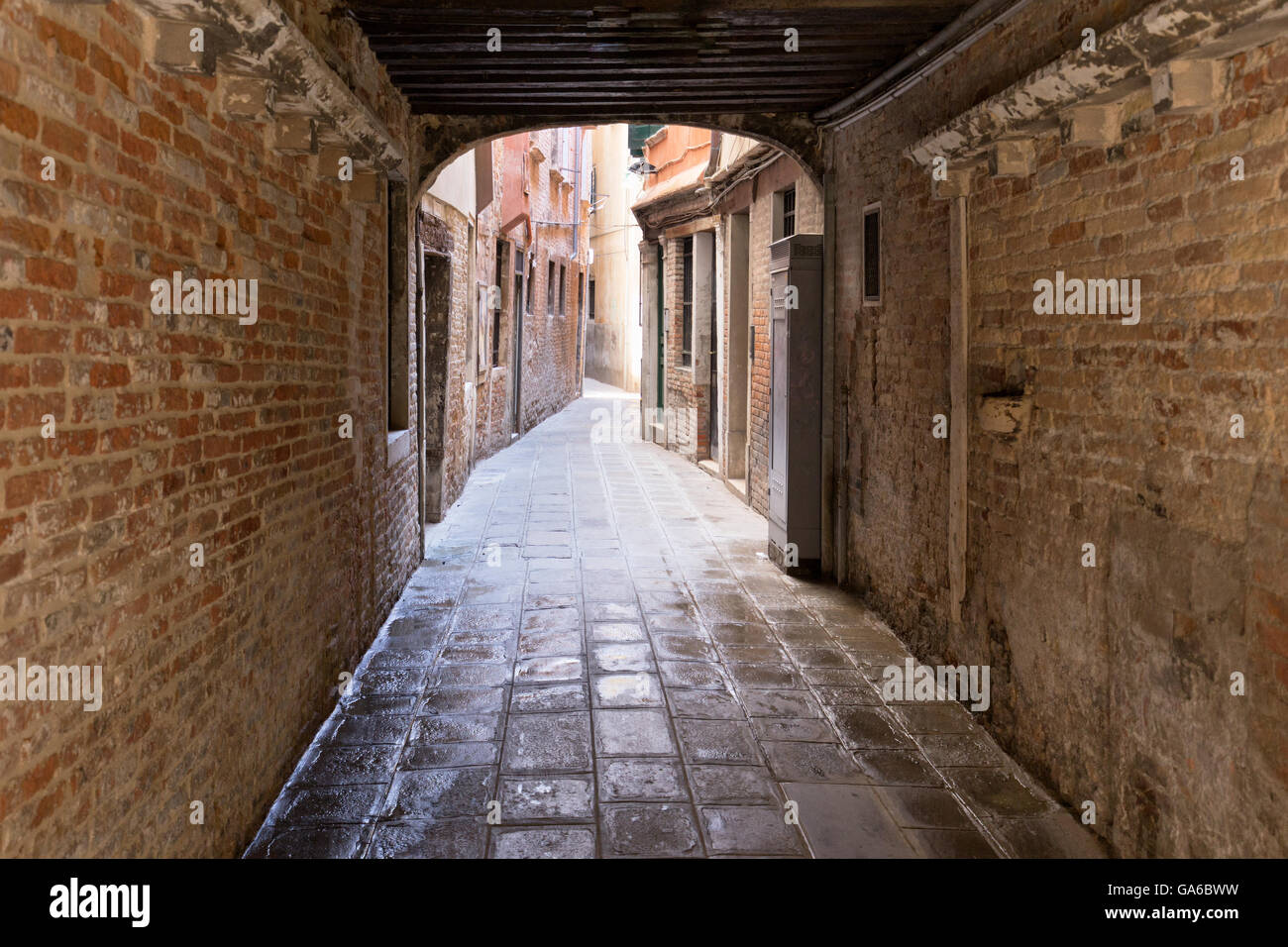 Aufnahme in Venedig, Italien. Zeigt eine alte Gasse. Stockfoto