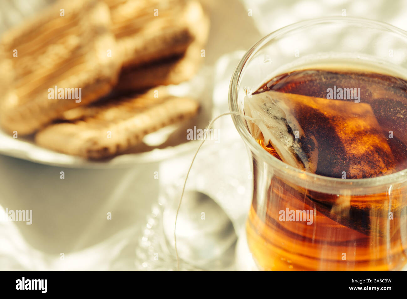 gesunde Tasse heißen Tee am Frühstückstisch mit Morgensonne Stockfoto