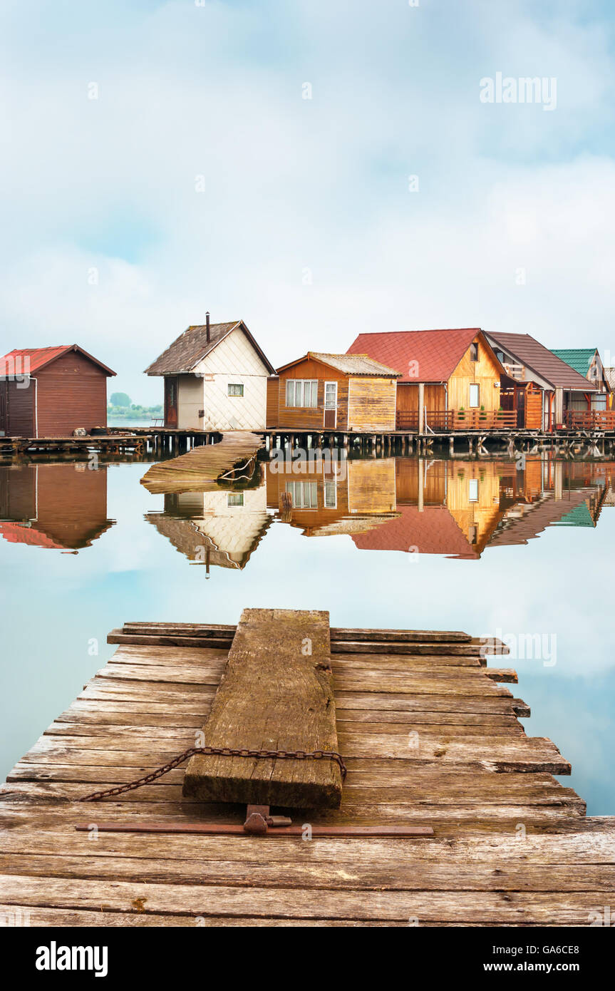 Alten bunten Fischerhütten am See Bokodi, Ungarn. Stockfoto