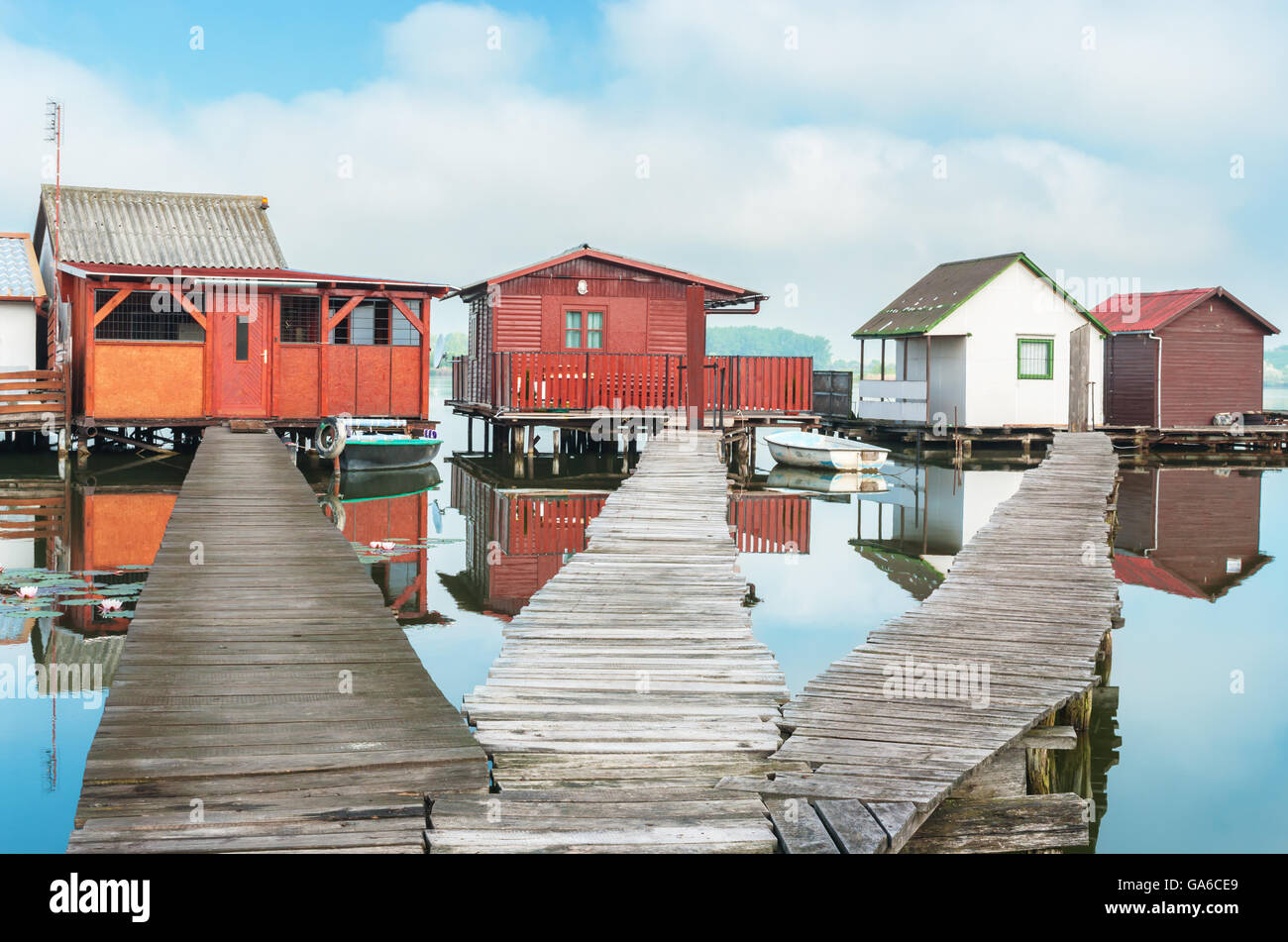 Alten bunten Fischerhütten am See Bokodi, Ungarn. Stockfoto