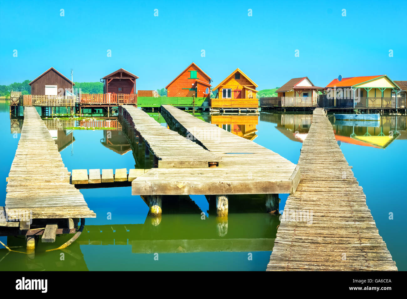 Alten bunten Fischerhütten am See Bokodi, Ungarn. Stockfoto