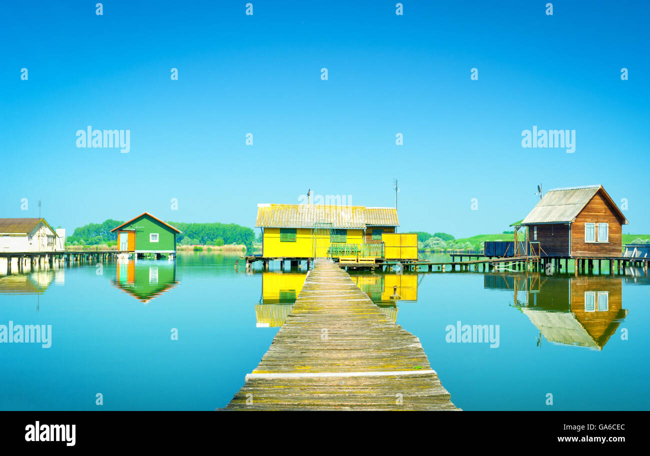 Alten bunten Fischerhütten am See Bokodi, Ungarn. Stockfoto
