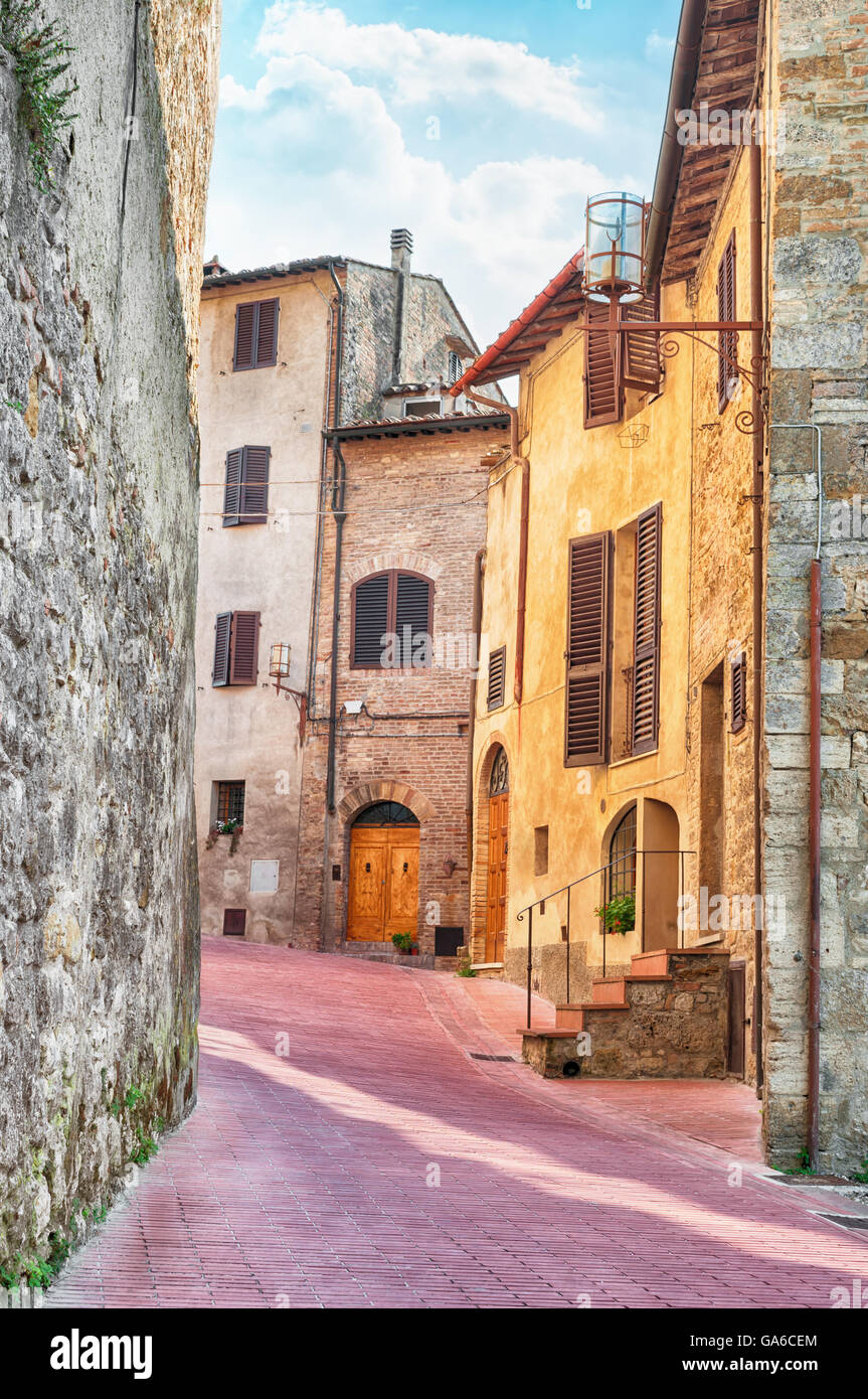 Mittelalterliche Straße in San Gimignano, Italien. Stockfoto