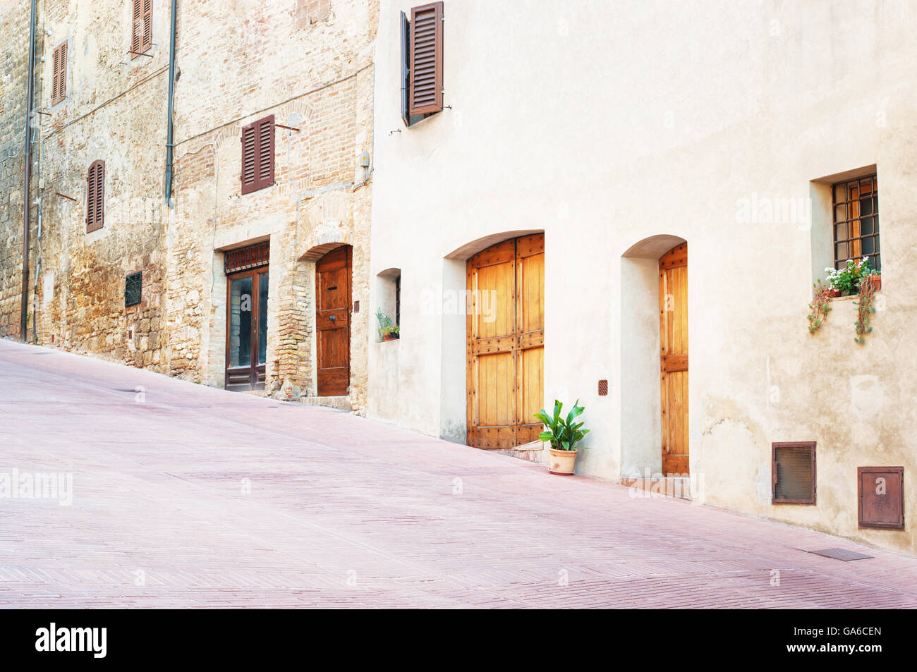 Mittelalterliche Straße in San Gimignano, Italien. Stockfoto