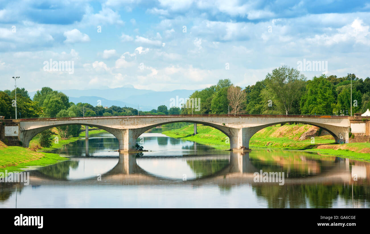 Fluss Arno und Ponte Alla Vittoria Brücke in Florenz, Italien. Stockfoto
