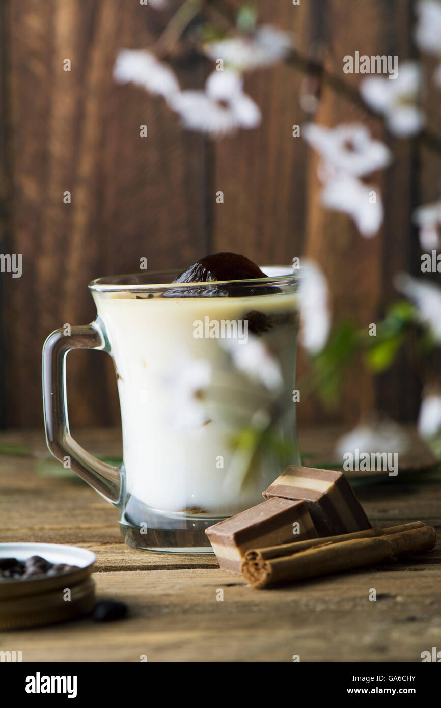 Becher Eiskaffee mit Milch, mit Schokolade auf rustikalen Holz Textur Stockfoto