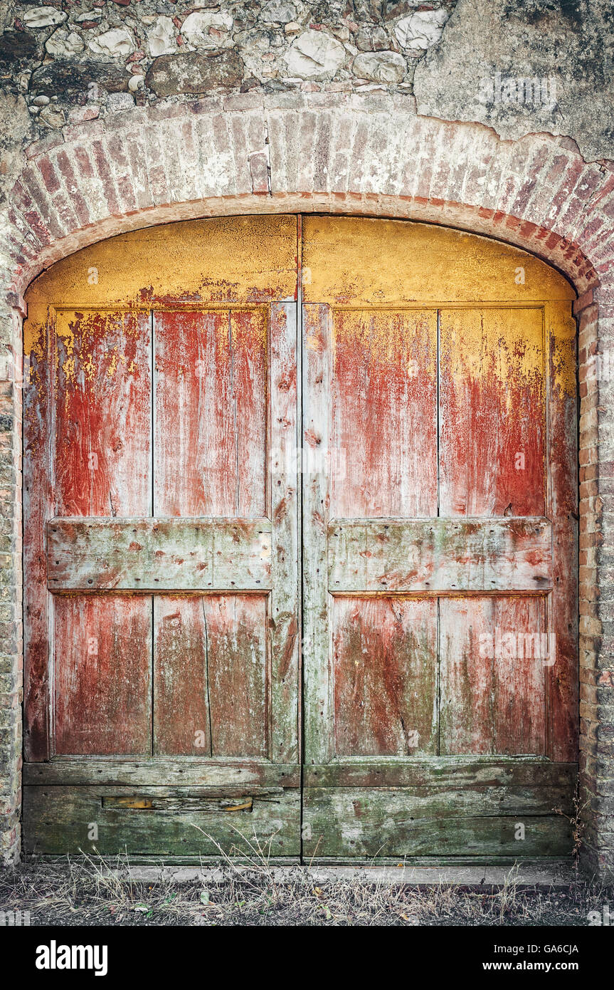 Alte Holztür. Stockfoto