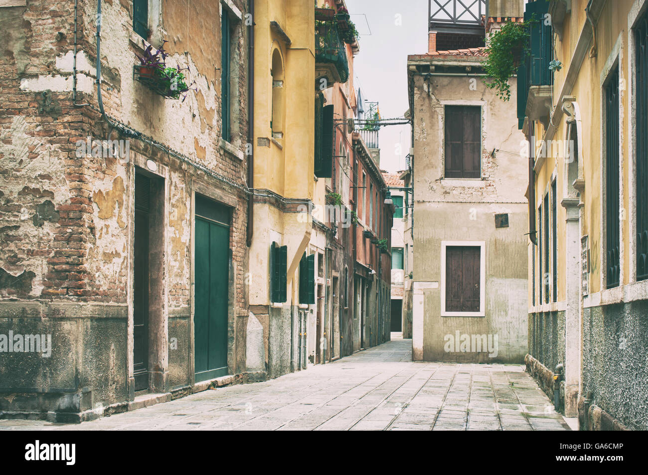 Blick auf die alte Straße in Venedig, Italien. Stockfoto