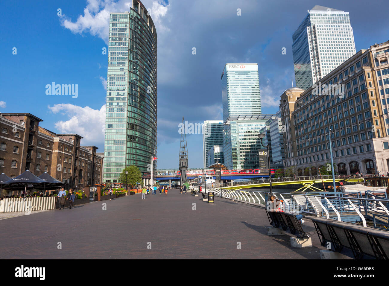 West India Quay und Blick auf das Marriott Hotel in Canary Wharf, London, UK Stockfoto