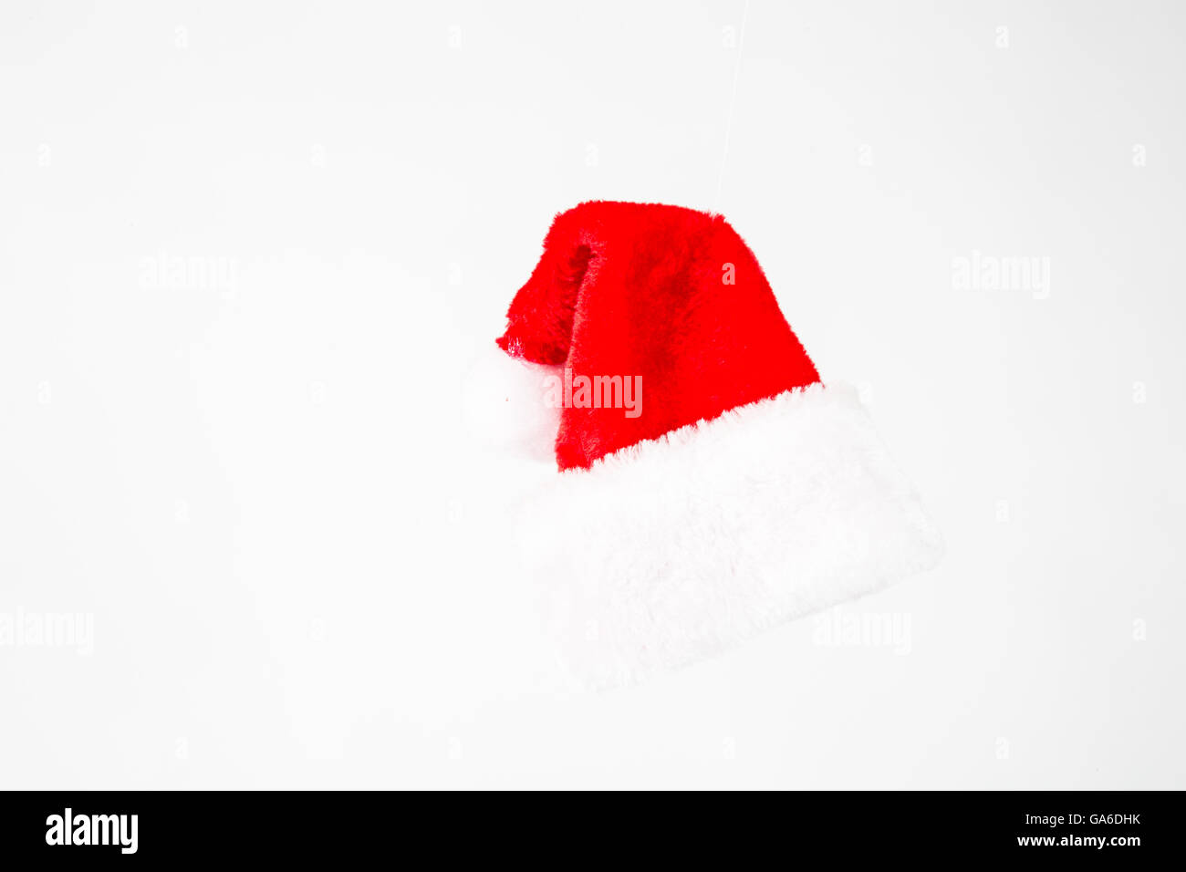 Eine rote und weiße Weihnachtsmann Mütze auf weißem Hintergrund Stockfoto