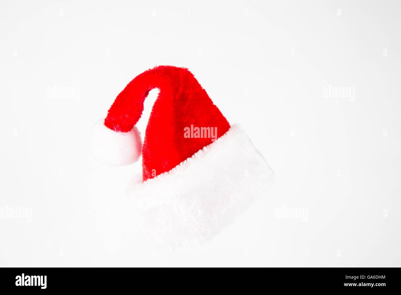 Eine rote und weiße Weihnachtsmann Mütze auf weißem Hintergrund Stockfoto