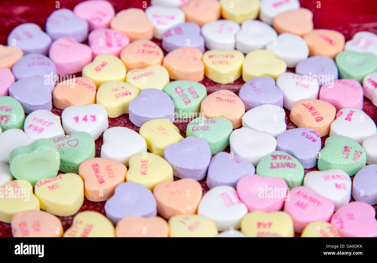 Valentinstag Gespräch Zuckerherzen mit einfachen Worten der Liebe auf sie. Stockfoto