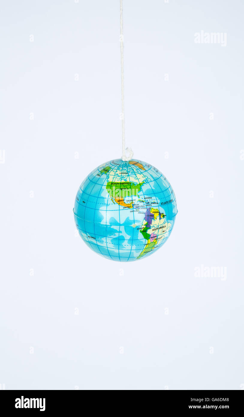 Ein kleines Spielzeug Globus an einer Schnur aufgehängt. Stockfoto