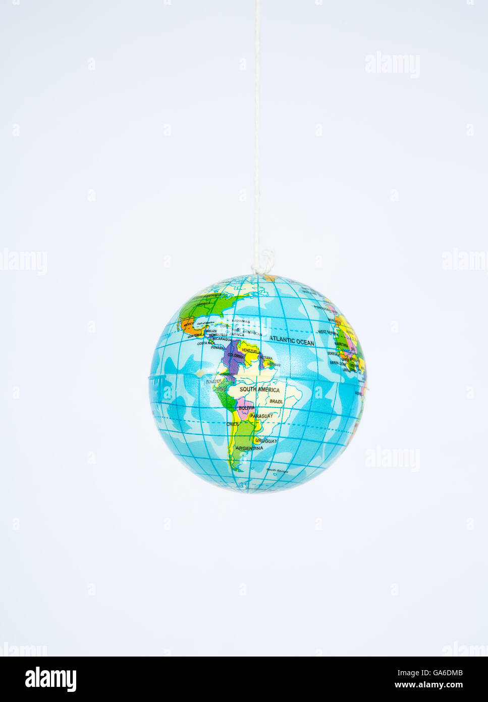 Ein kleines Spielzeug Globus an einer Schnur aufgehängt. Stockfoto