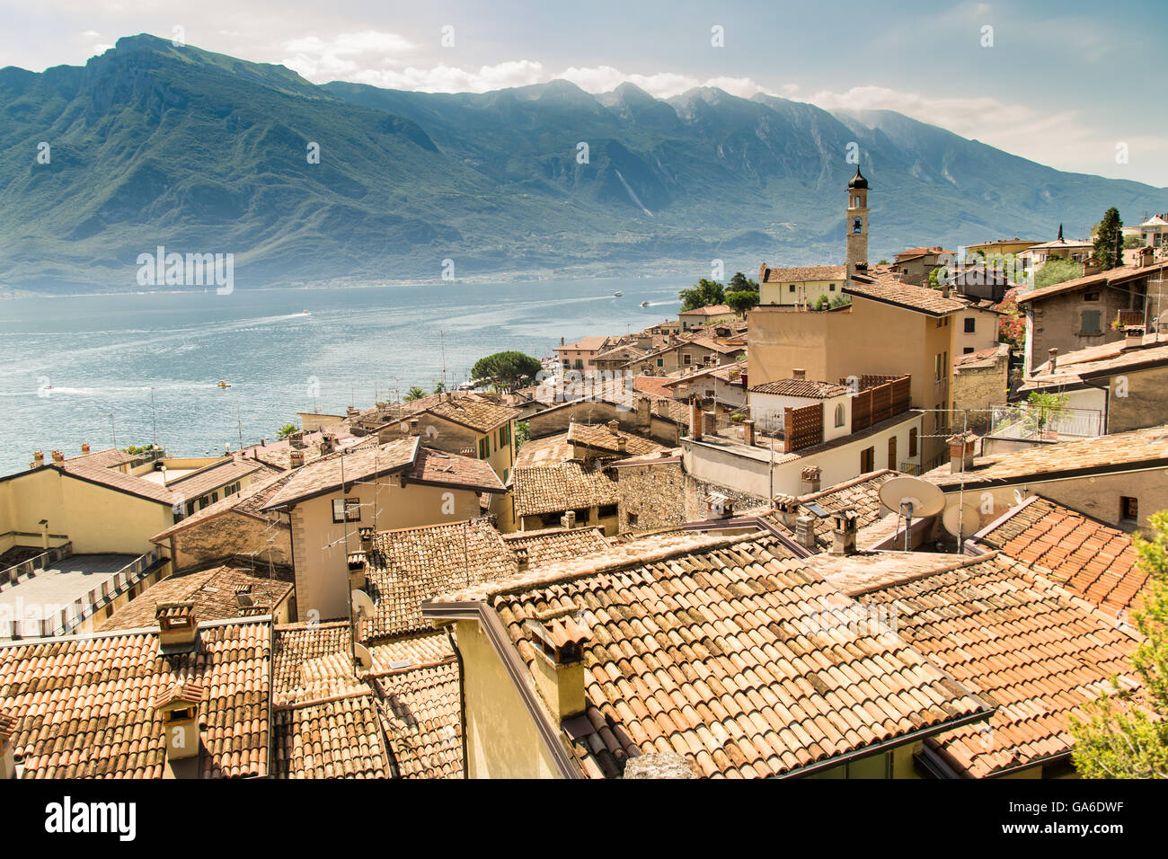 Panorama von Limone Sul Garda, eine kleine Stadt am Gardasee, Italien. Stockfoto