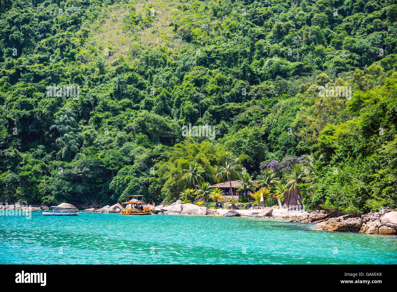 Strandhäuser in der Nähe von Paraty, Bundesstaat Rio De Janeiro, Brasilien Stockfoto